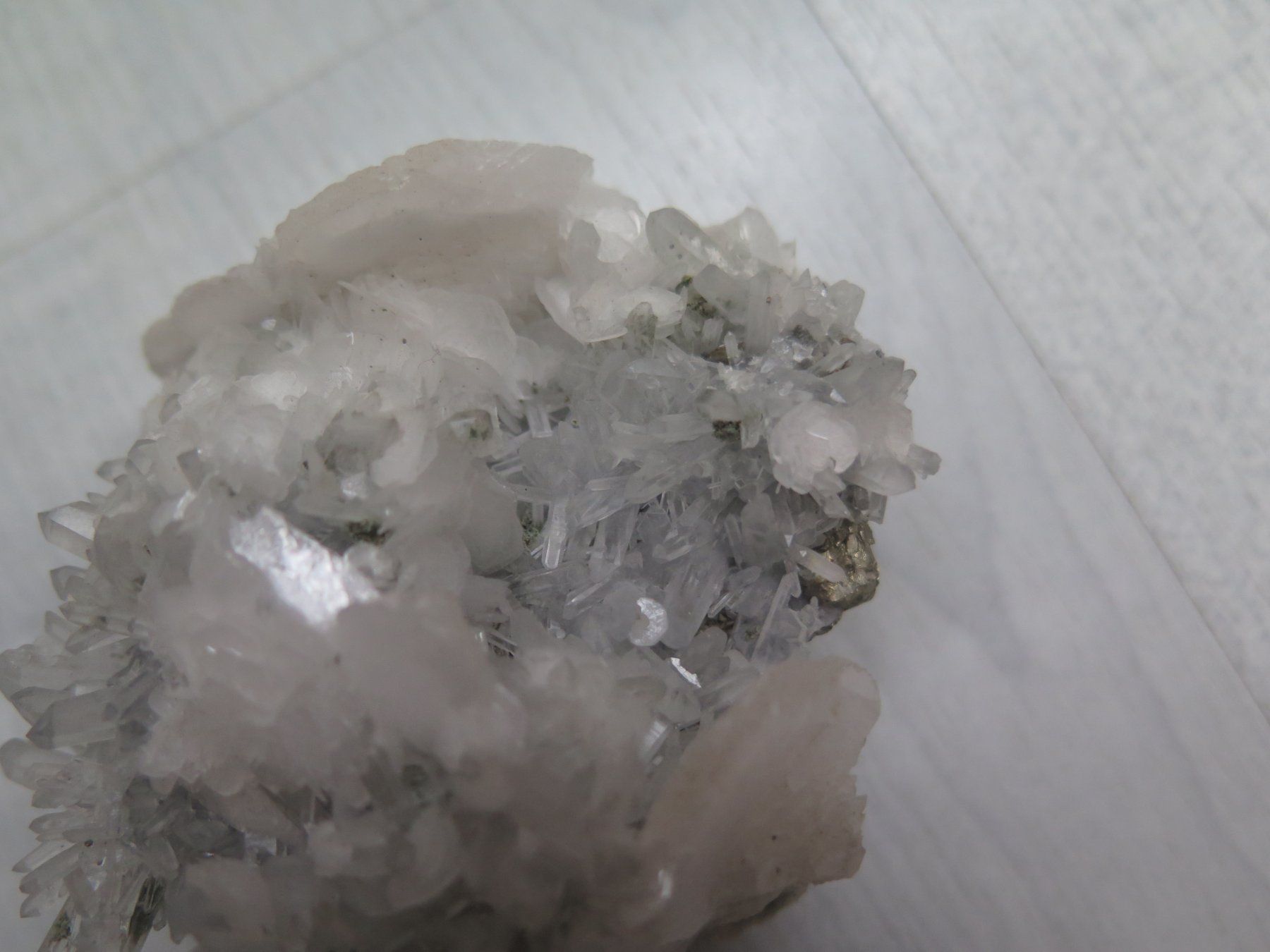 Minerali & Pietre curative: Nadelquarz mit Calcit und Pyrit – Usato da Schaffhausen venduto da Yamakana51L8736OQ8 1