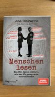 Menschen lesen Taschenbuch
