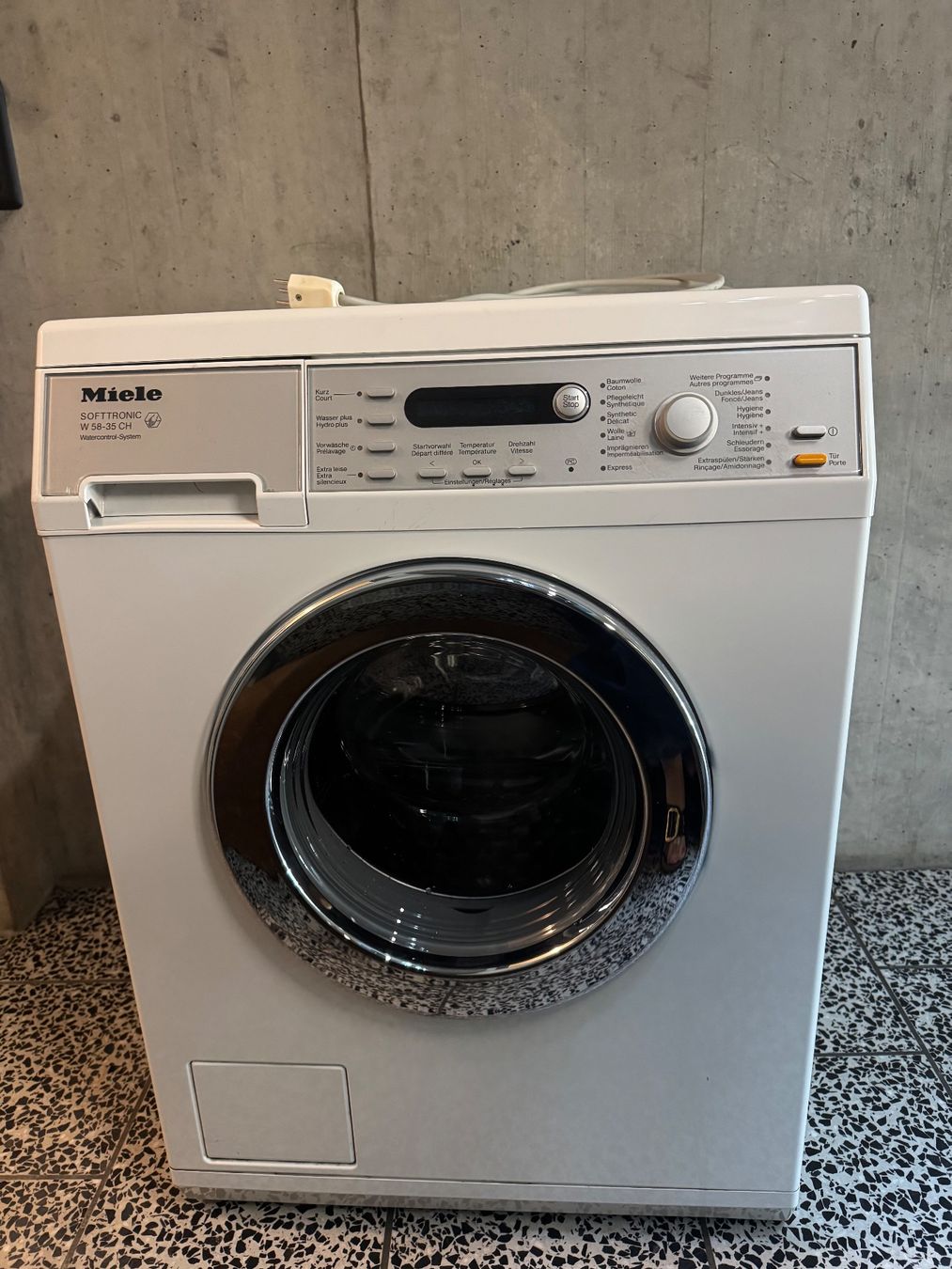 Miele Waschmaschinen: Miele Softronic W58-35 CH - mit Fehlermeldung - – Defekt aus Zürich von hae_5rrl