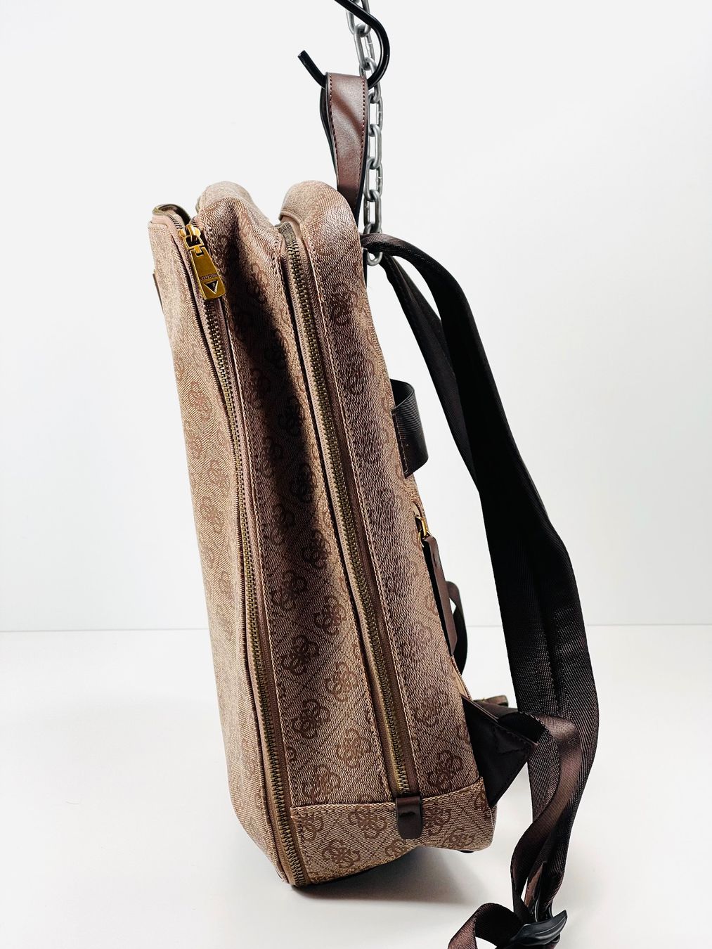 Guess Zaini: GUESS COMPACT SQUARED Rucksack - Beige/Brown Monogramm Print – Usato da Zürich venduto da Arche_Brockenhaus 2