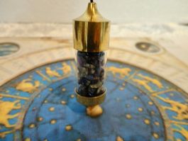 Pendel mit Lapislazuli gefüllt