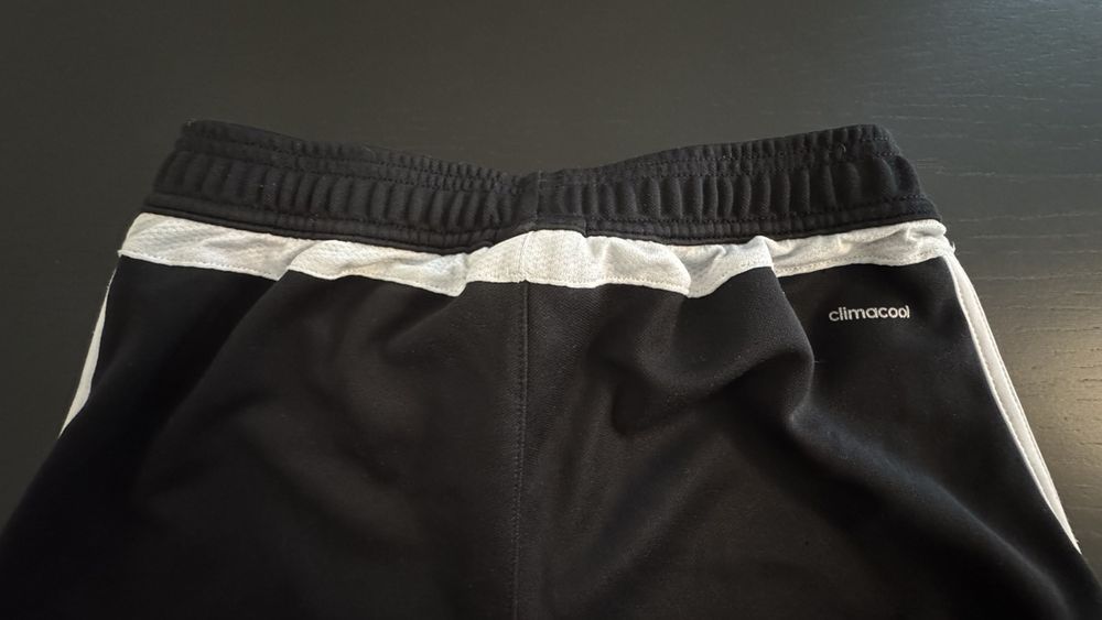 Adidas Pantaloni: Schwarze Trainerhose von Adidas Gr. 11-12Y – Usato da Zürich venduto da deb_3456 2