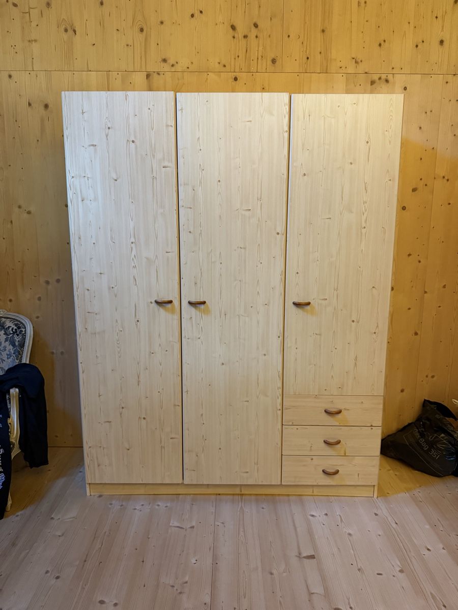 Armoires: Kleiderschrank funiert  – D'occasion à Rütihof par stravvberryv