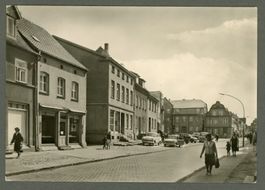 AK sw Tribsees D ex DDR, Genoss:Innen und Trabi ≈ 1960
