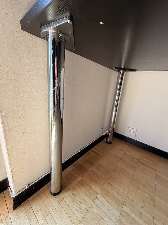 Tavoli: Design-Tisch mit Edelstahlgestell – Usato da Adligenswil venduto da TST04 2