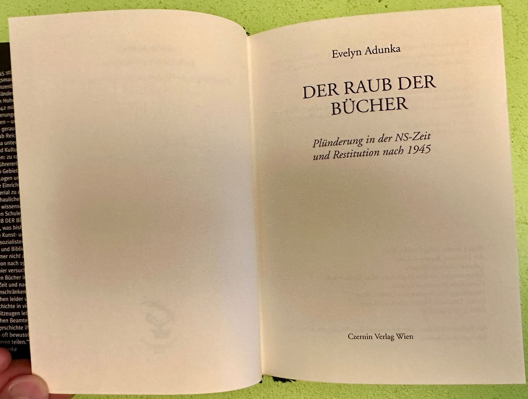 Libri: Evelyn Adunka: Der Raub der Bücher. – Usato da Zürich venduto da allp 2