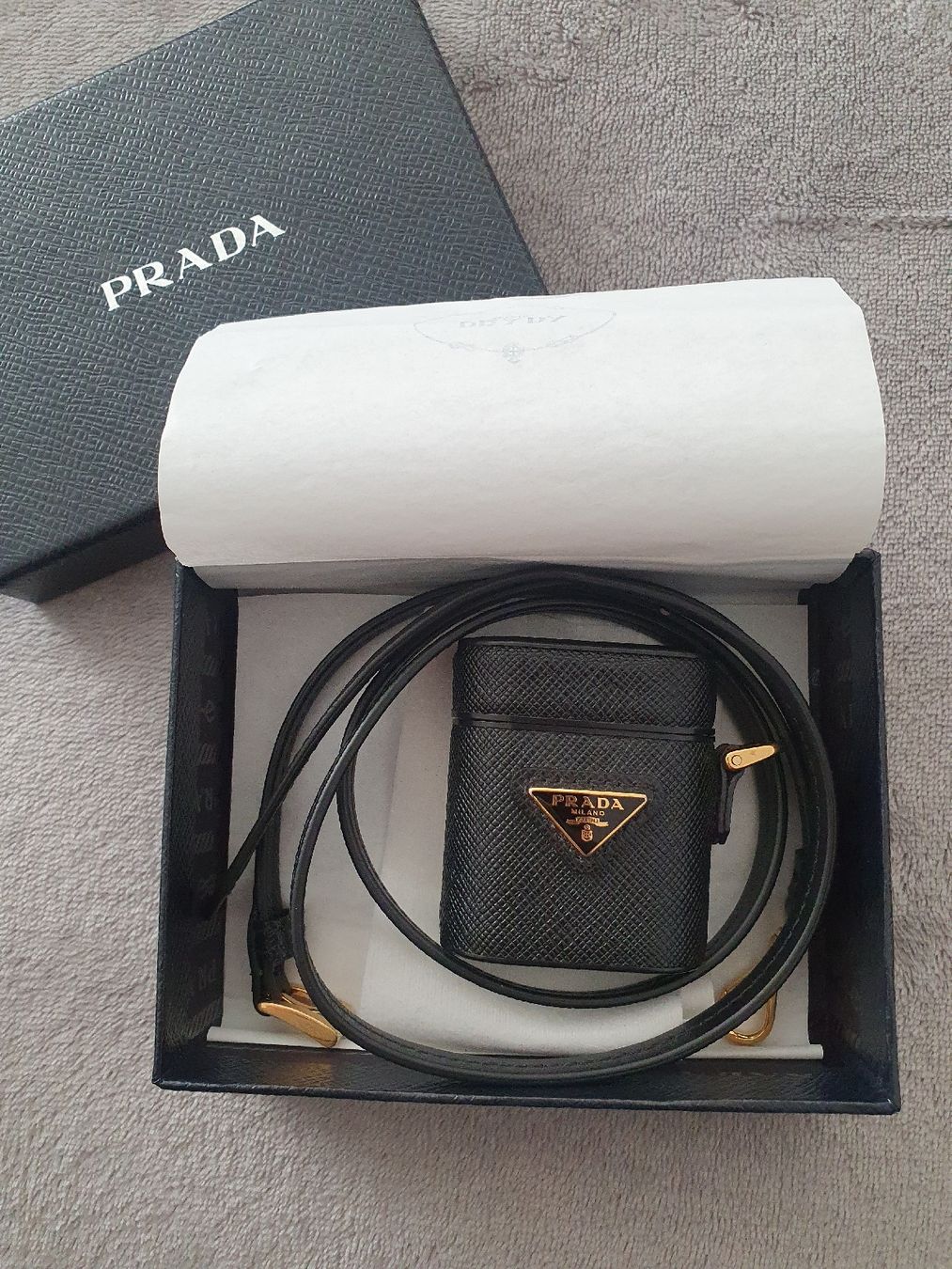 Prada Borse: Authentic Prada Airpods Pro Case Black Leather – Nuovo (secondo la descrizione) da Klingnau venduto da Soldekorarte 1