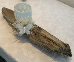 Treibholz mit weissem Glas und Schmetterling