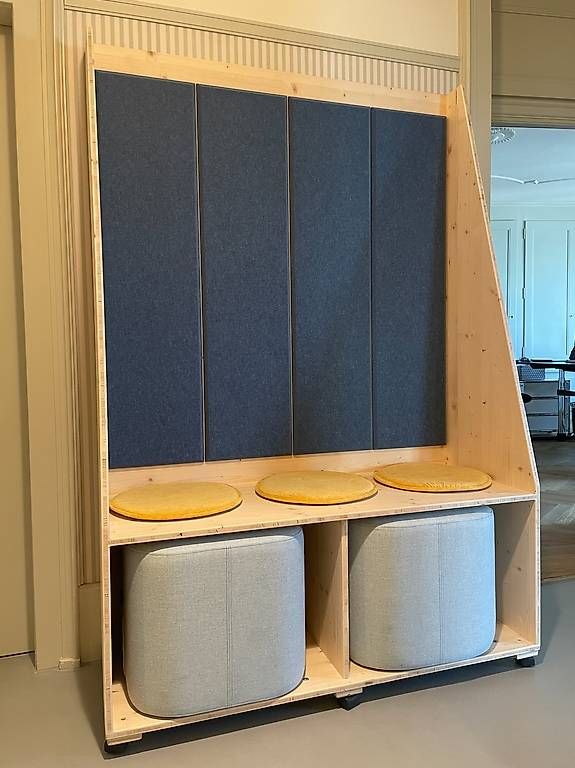 Panchine: Massgefertigte Sitzbank mit Whiteboard und Rollen – Usato da Bern venduto da bvmberatung