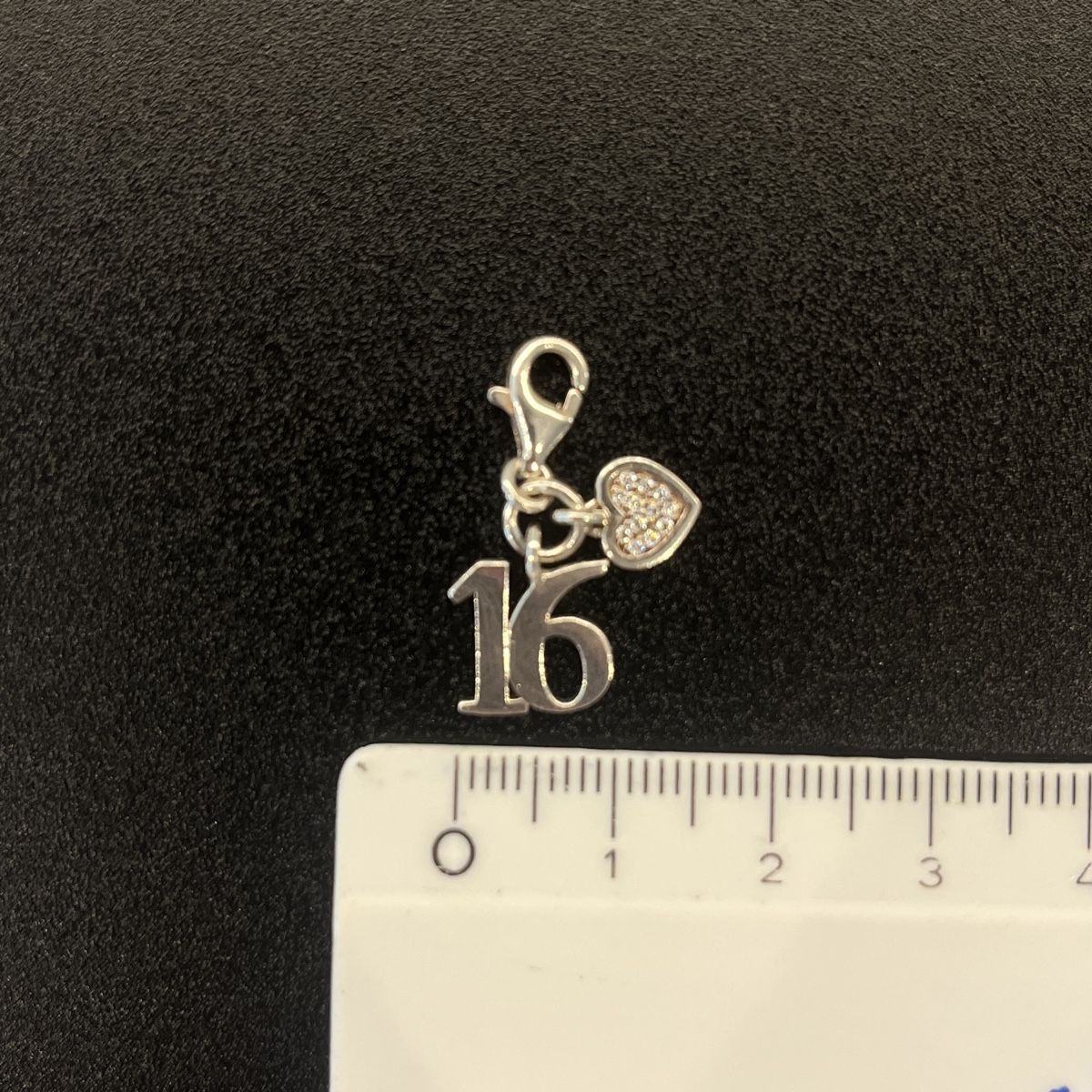 Thomas Sabo Anhänger: Thomas Sabo Charm ,16‘ mit Herz – Gebraucht aus Frick von Judy2016 1