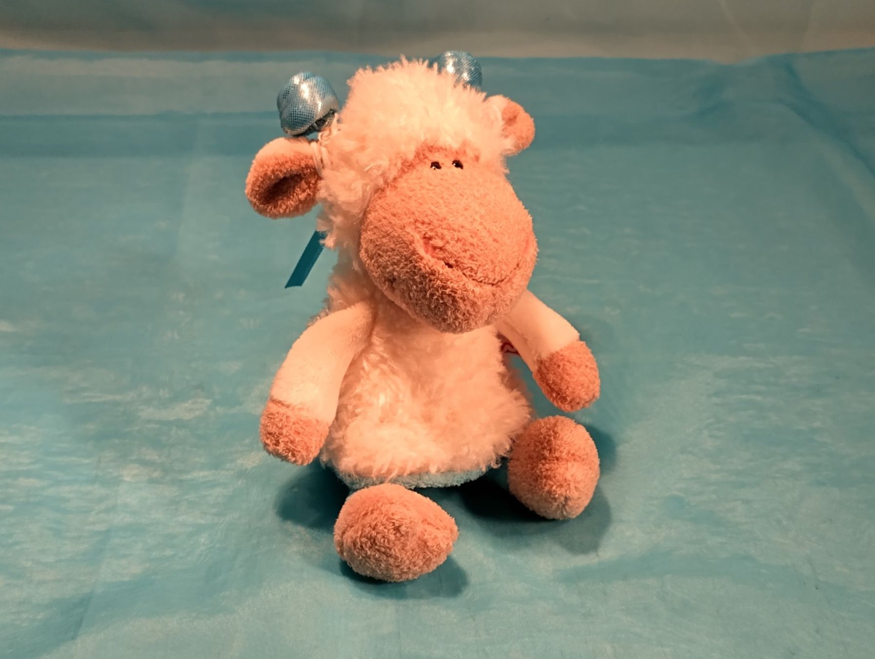 Nici Giocattoli: NICI Schaf mit Haarbändeli und Röckli, L: 20cm – Nuovo (secondo la descrizione) da Bellach venduto da JingleCherry