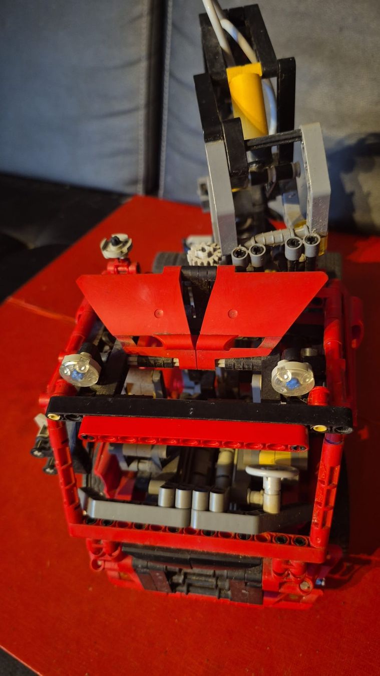 Technics Baukästen: Lego Technic 8436 Camion Rouge Foncé – Gebraucht aus Penthalaz von cel_zv7p