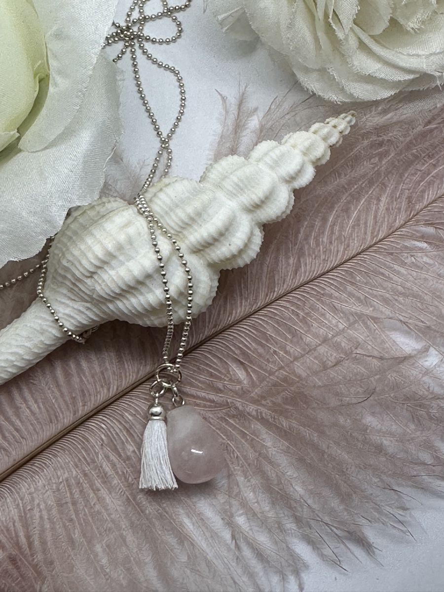 Anhänger: Rosenquarzanhänger mit Quaste – Neu und originalverpackt aus Niederglatt ZH von Silberschmuck-design
