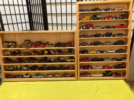 2 vitrines avec 68 voitures miniatures d'antan jusqu'à 1970