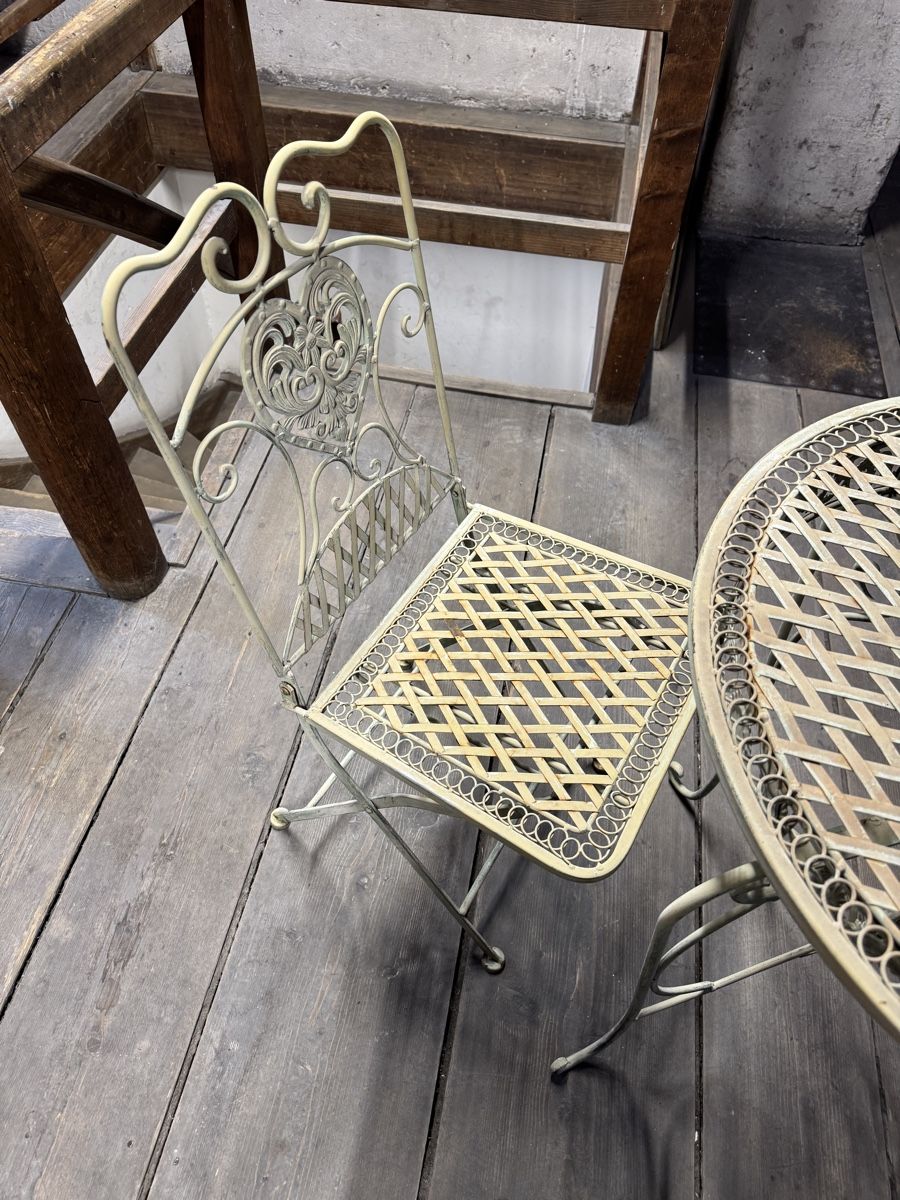 Set di tavolo e panche: Vintage Gartenmöbel Set - Bistrotisch mit 2 Klappstühlen – Usato da Basel venduto da domu.xyz 2