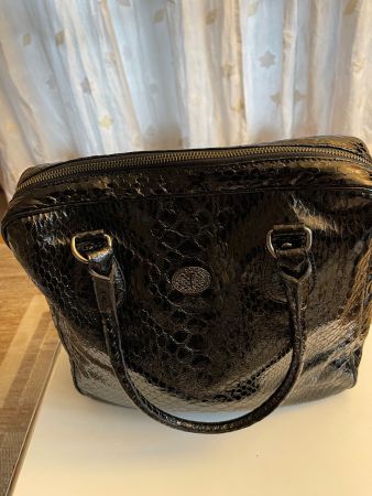 SILVIO TOSSI Handtasche schwarz, Leder glänzend mit Struktur