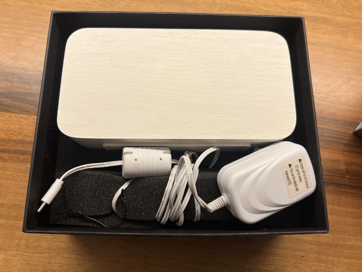 Avenwood Sveglie: Avenwood 032 Wecker mit Wireless Charging & Bluetooth – Usato da Zürich venduto da Dise 2