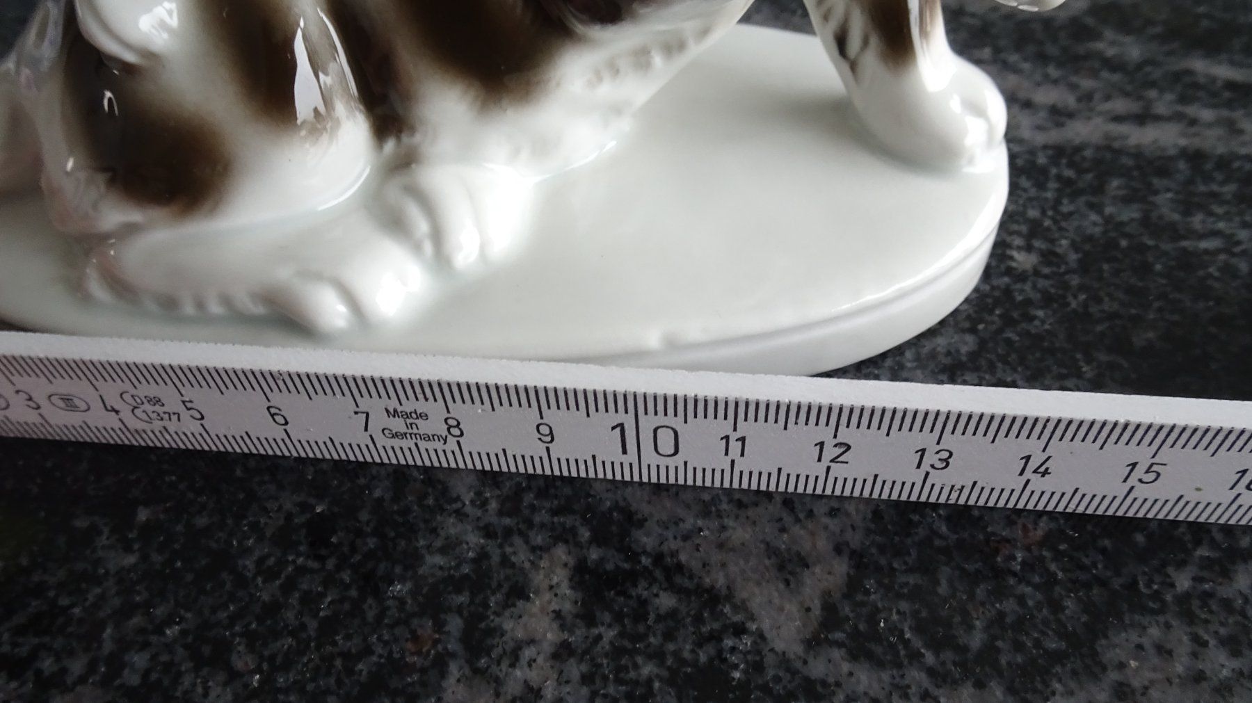 Statuette: KATZENFIGREN WELCHE AUF EINEN STEIN SITZEN  GEMARKT GERMANY – Usato da Zürich venduto da Roulet 7