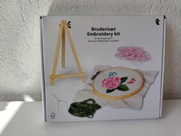Stickset mit Stickrahmen und Staffelei neuwertig