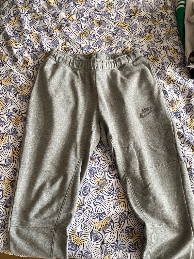 Nike Pantaloni: Nike - Pantalon gris taille L – Usato da Geneve venduto da tom_d7f8 1