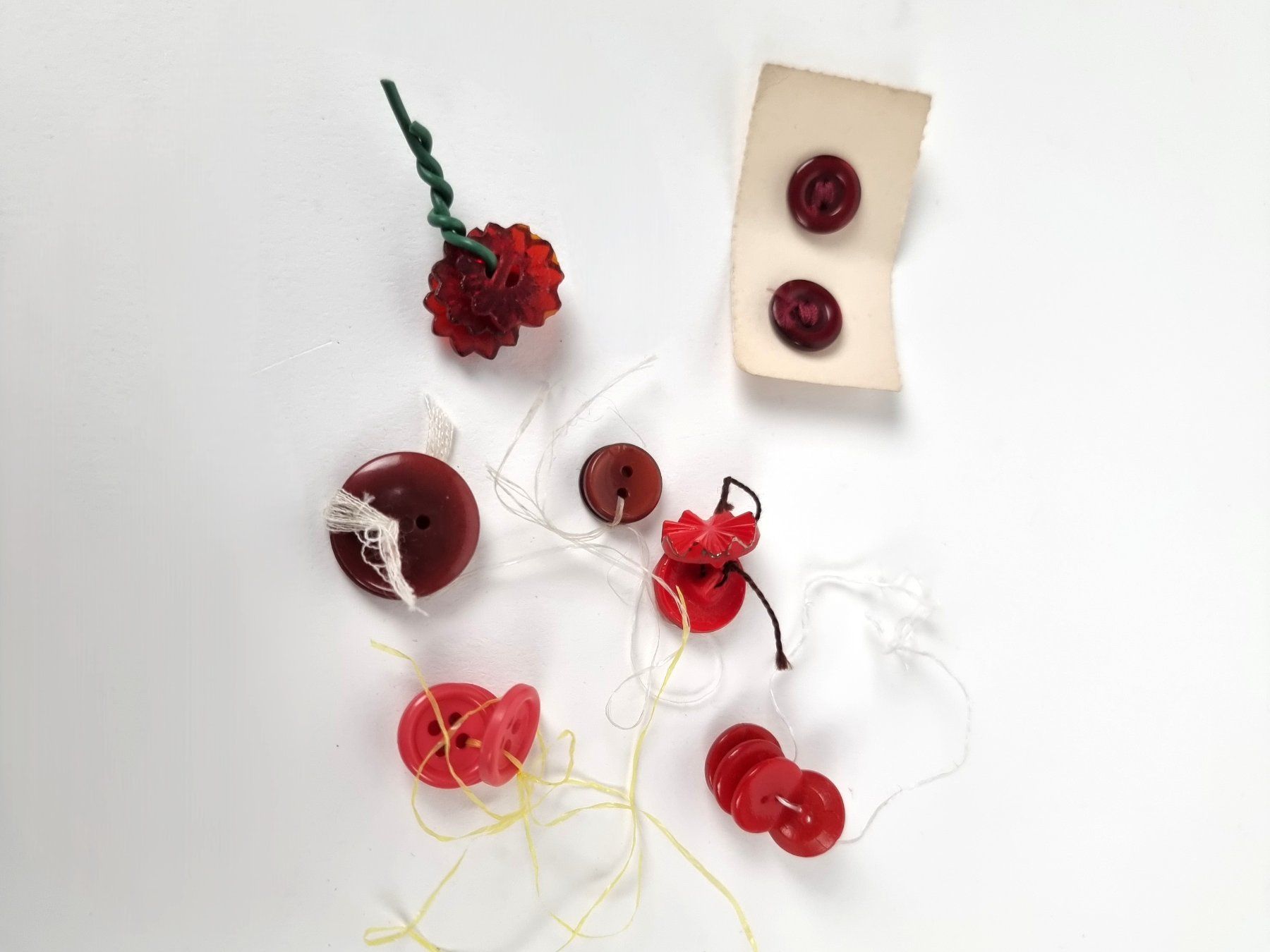 Bottoni: Verschiedene Rot/Rosa Knöpfe – Usato da Urtenen-Schönbühl venduto da Restwert_Schoenbuehl 2