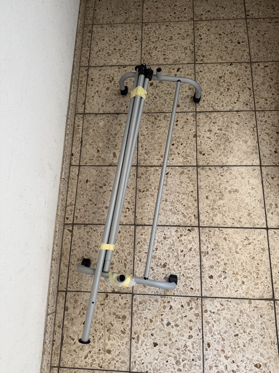Garderobe: Kleiderständer Silber mit Rollen zerlegt – Gebraucht aus Weiningen ZH von anj_d78k 1