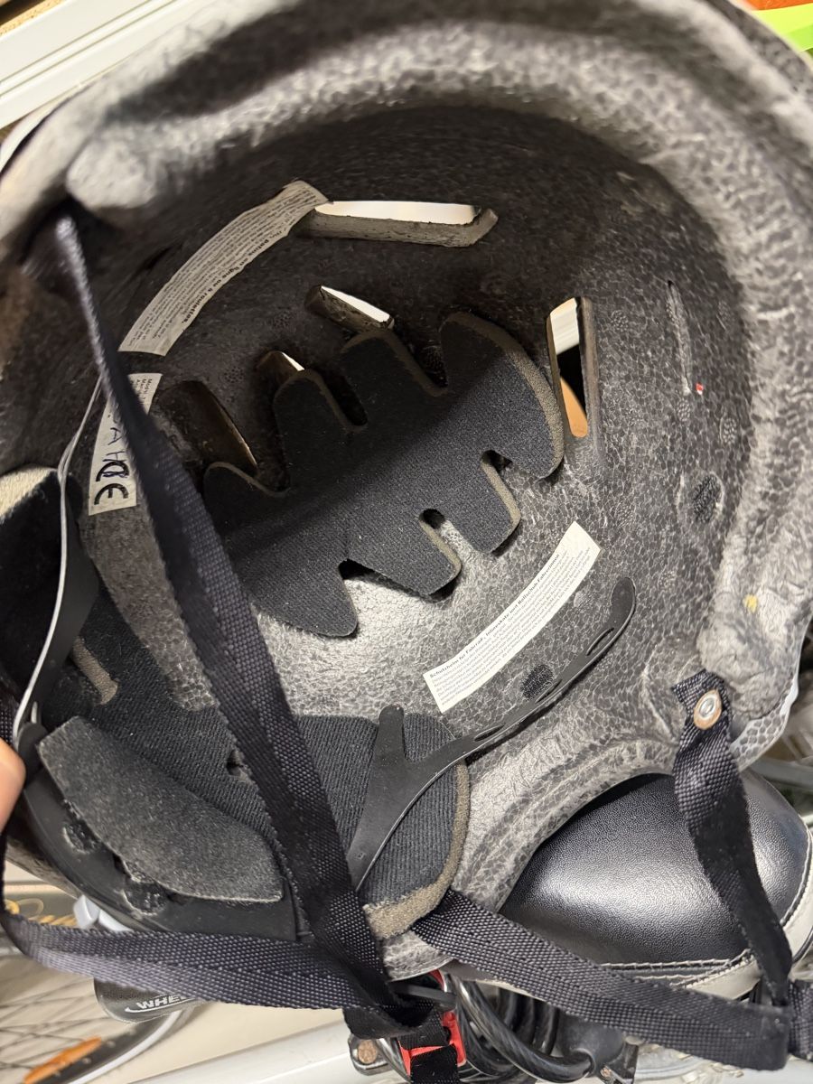 Casques: Bicycle Helmet Used Condition – D'occasion à Zürich par Borruga 2