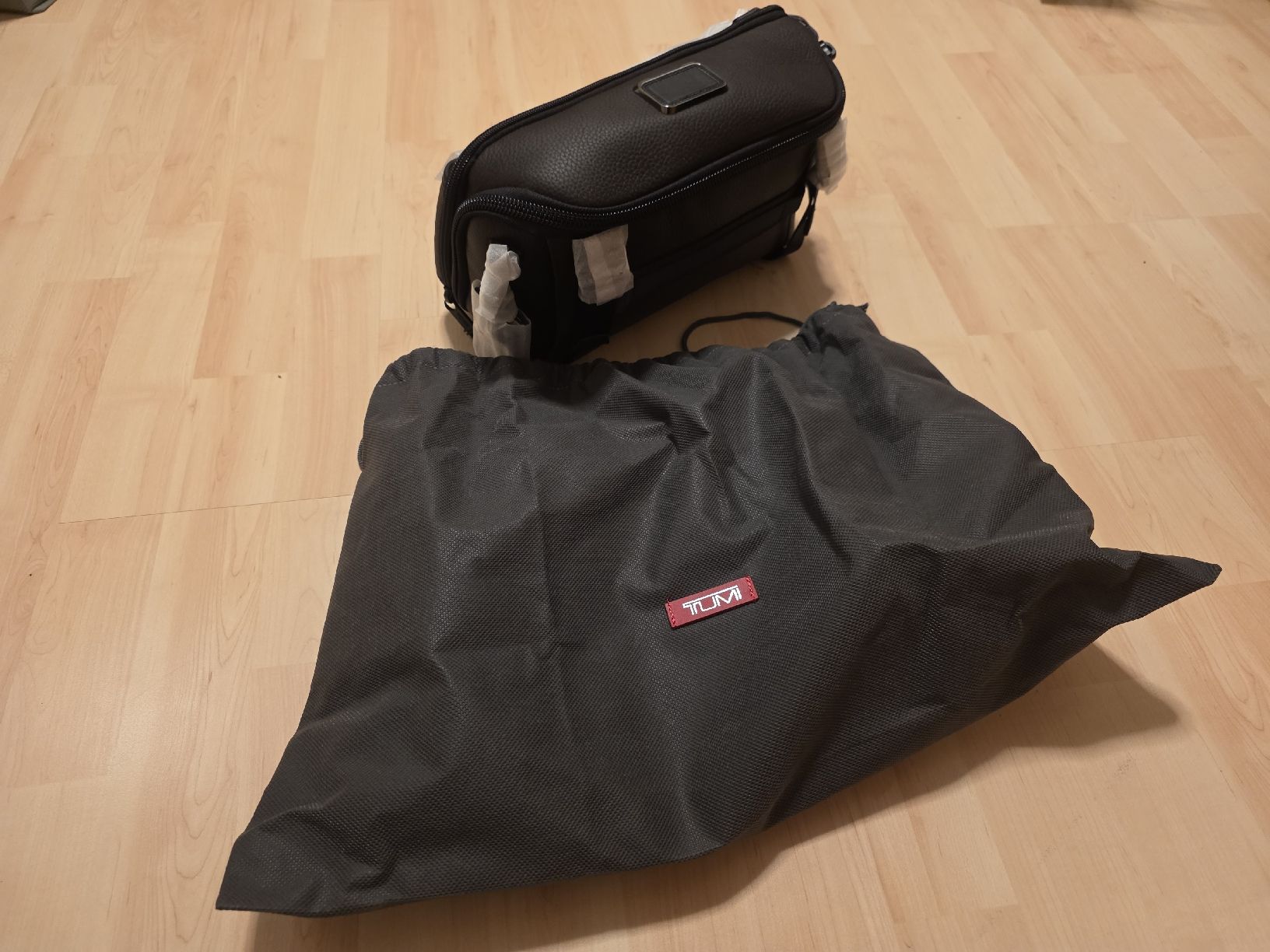 Tumi Borse: Tumi Sling aus Leder. NP ca CHF 500.00 – Nuovo e nell'imballaggio originale da Suhr venduto da Uriangato 1