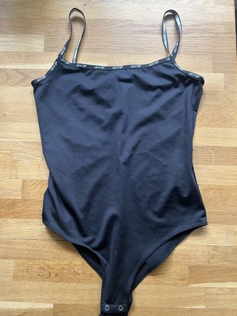 levi's top/ body
