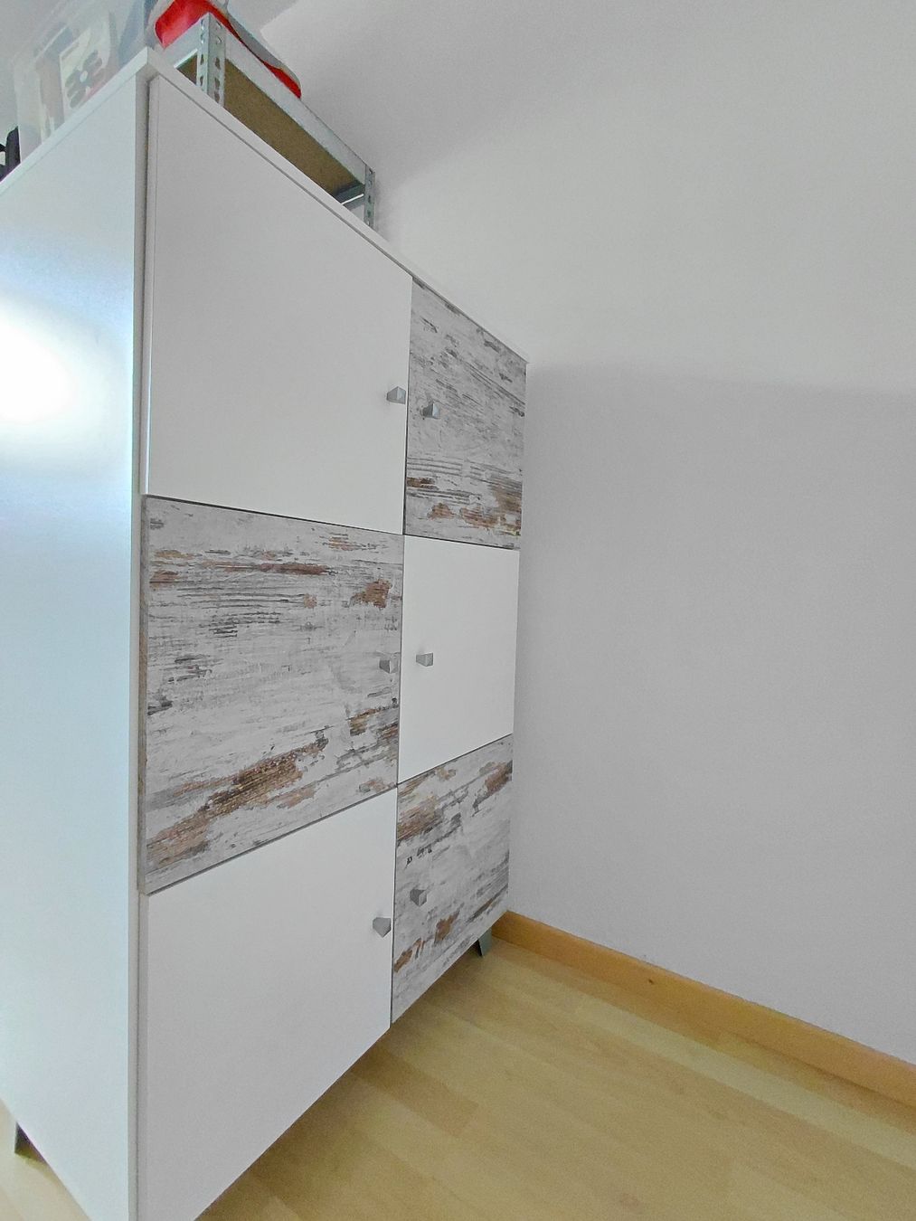 Schränke: Weißer Schrank im rustikal-schicken Stil – Gebraucht aus Turbenthal von apr_h7z2
