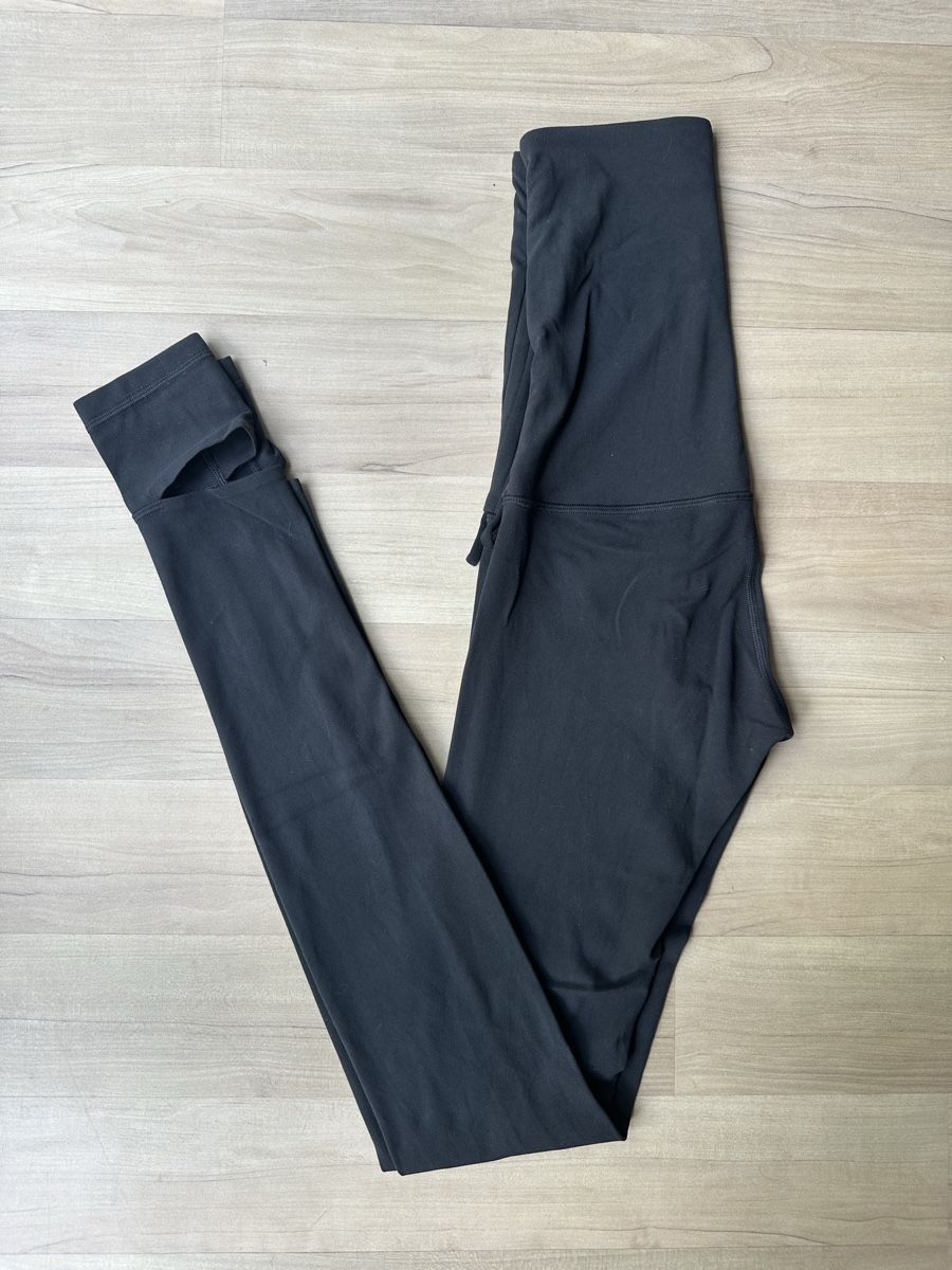 Lululemon Leggings: lululemon footed leggings size 2/eu34 – Nuovo (secondo la descrizione) da bözberg venduto da amy_7wz8