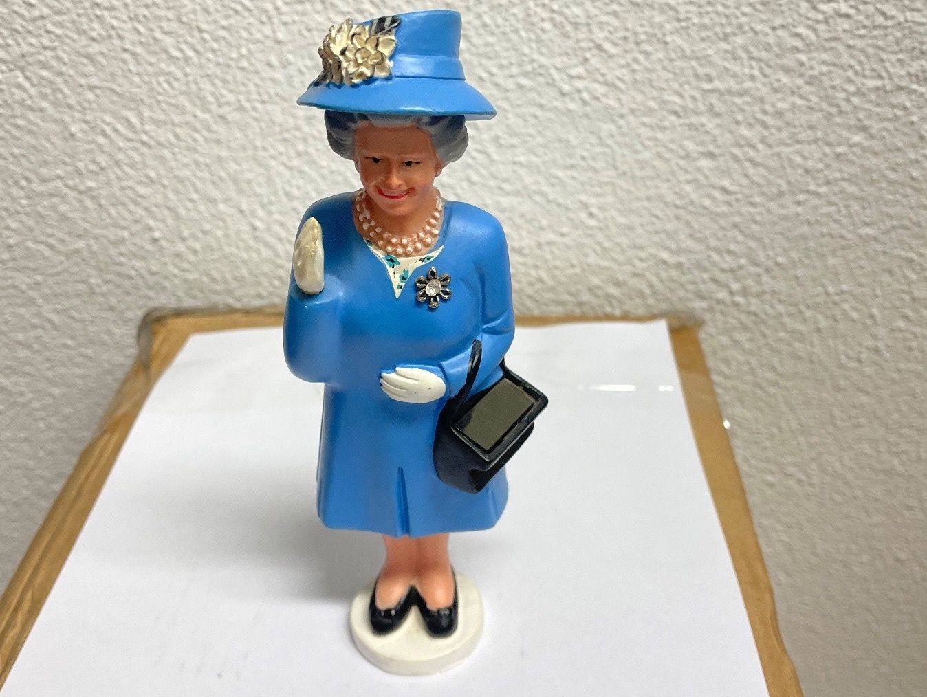 Statuette: Queen Elisabeth – Usato da Morbio Inferiore venduto da Ecod