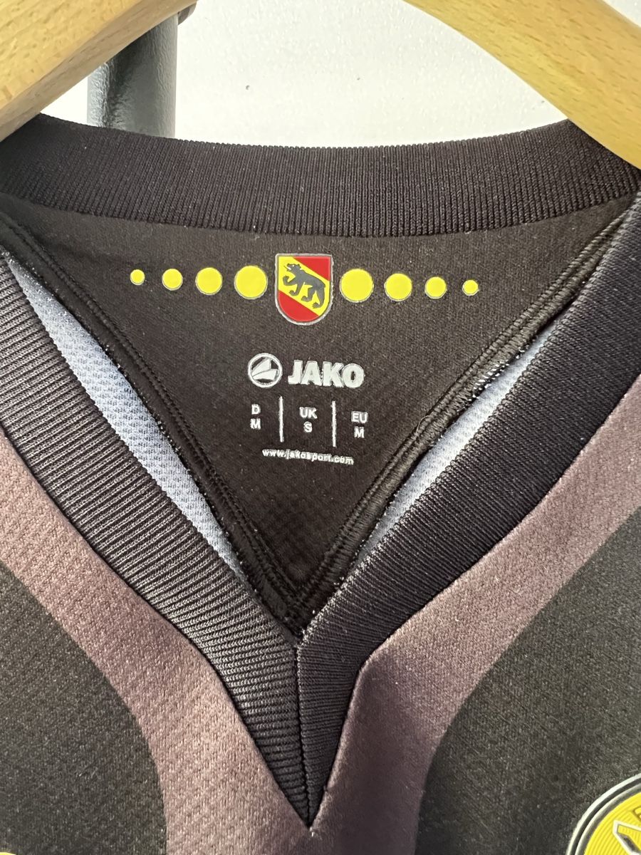 Young Boys Scarpe, pantaloni & magliette da ginnastica: Trikot BSC Young Boys – Usato da Niederwangen BE venduto da KFI 2