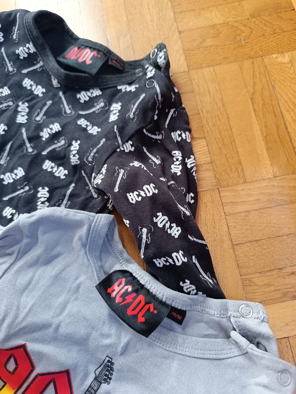 H&M Lotti & Set di vestiti: ACDC Langarm Body Set 86/92 H&M – Usato da Malans GR venduto da maassl 1