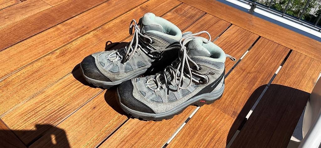 Damenschuhe: Wanderschuhe Salomon 37 Gore Tex – Gebraucht aus Kastanienbaum von pet_57dn