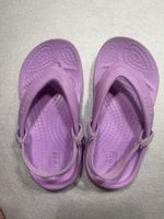 Lila Crocs Badeschuhe/Zehentrenner, Gr. 24-25/C8