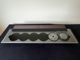 BeoSound 9000 mit Wandhalterung