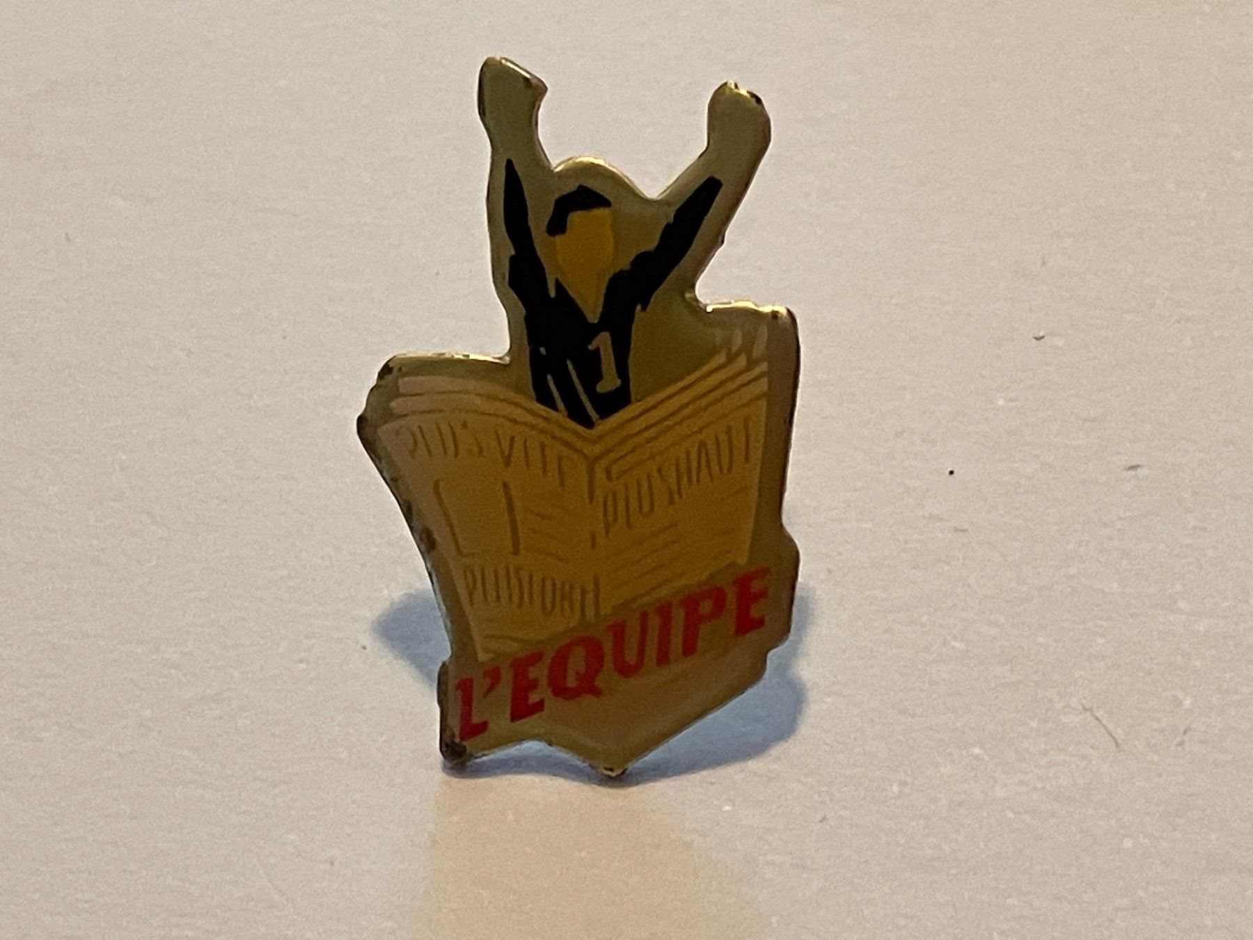 Placchette & Badge: 1 Pin L'Equipe – Usato da Basel venduto da djwwpp