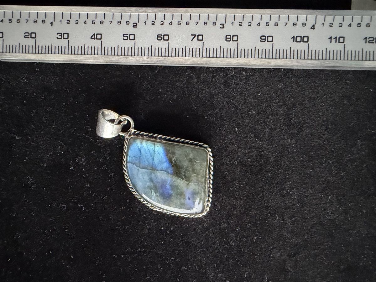 Minerali & Pietre curative: Pendentif Labradorite naturelle – Reflets bleus – Usato da Bouveret venduto da GemX 2
