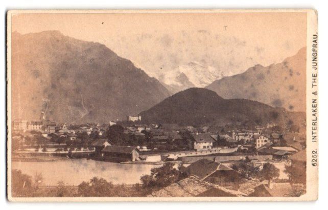 Fotografie & Manifesti: Fotografie Interlaken, Blick auf die Sta – Usato da Berlin venduto da bartko-reher