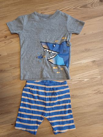 Süsses Pyjama, Hai-Motiv, Gr. 74 von Carter's