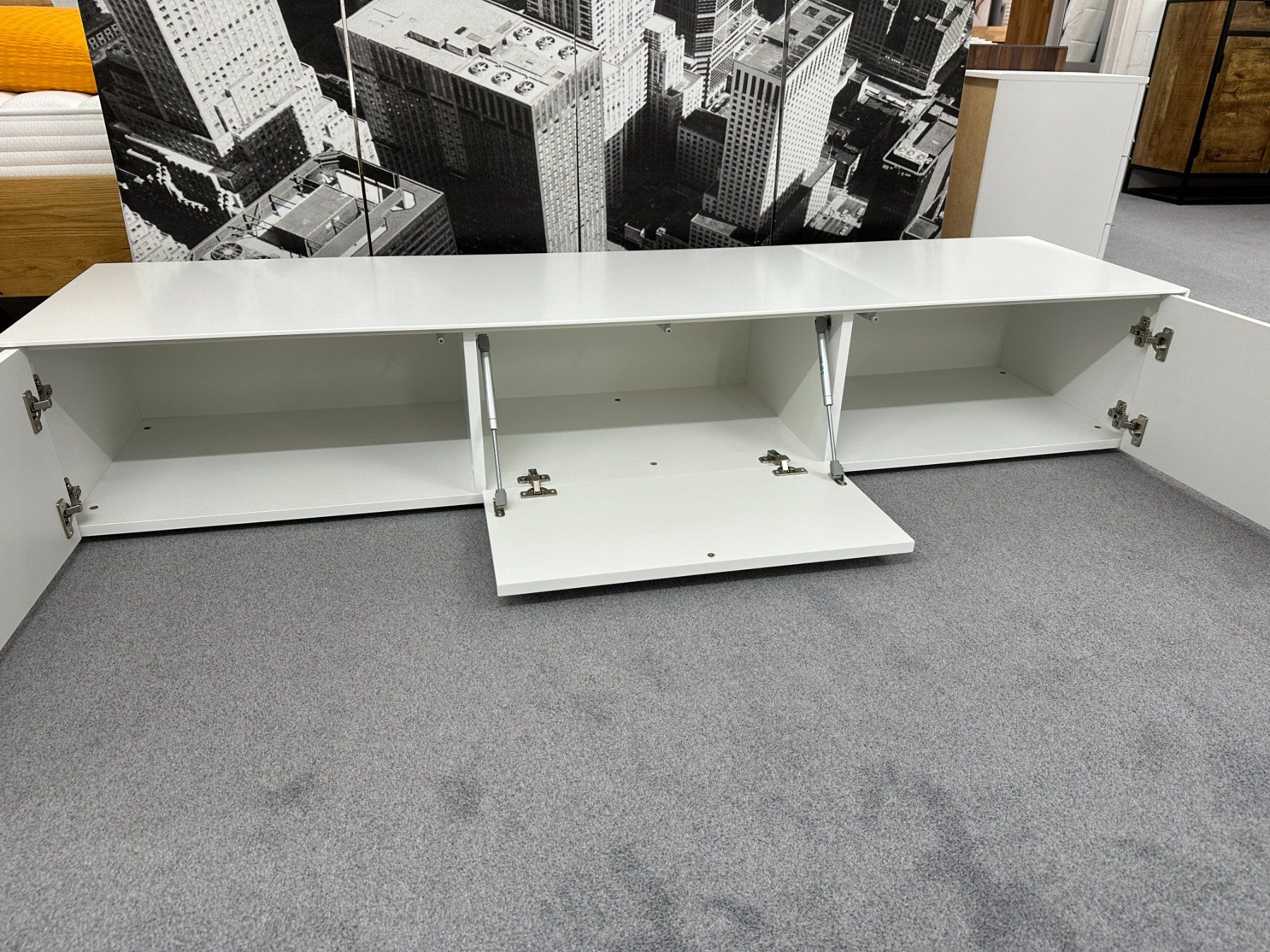 Mobili TV: Lowboard SKYLINE weiss matt lackiert 180 cm – Nuovo e nell'imballaggio originale da Unterentfelden venduto da moebelrufli 2