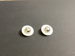 2 Zierknöpfe aus Kunststoff, weiss-silber, rund, d 3 cm
