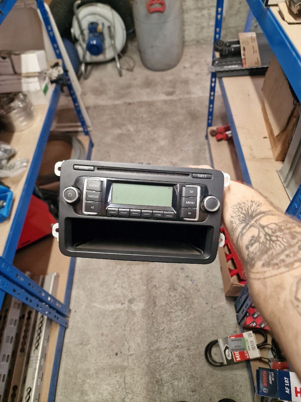 Toutes les pièces auto: Radio zu VW T5 – D'occasion à Mols par L.M.123 1