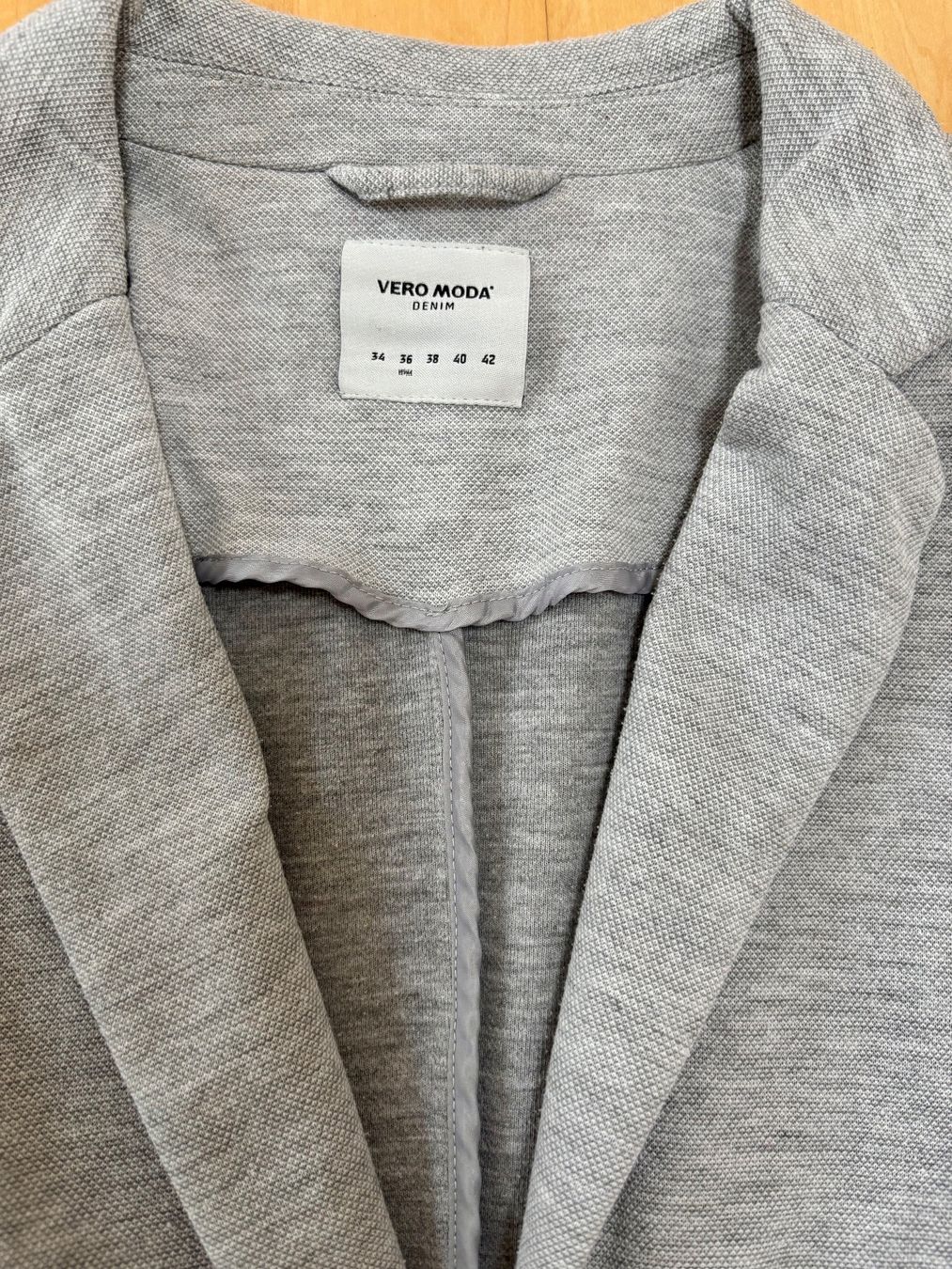 Vero Moda Giacche: Kurzer Blazer von Vero Moda Gr. 36 - hellgrau – Usato da Ennetbürgen venduto da Evelyne_G 2