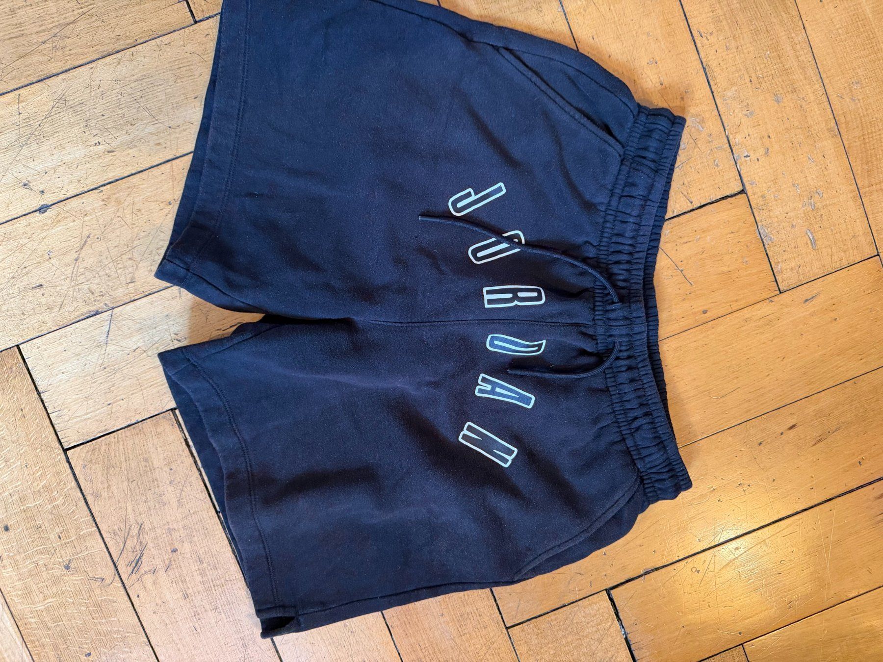 Pantalons: Short Jordan bleu marine – D'occasion à Genève par rij_7zrr