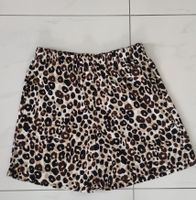 Kurze Hose in Leo-Muster.