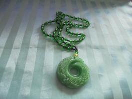 Jade Anhänger grün mit Kette