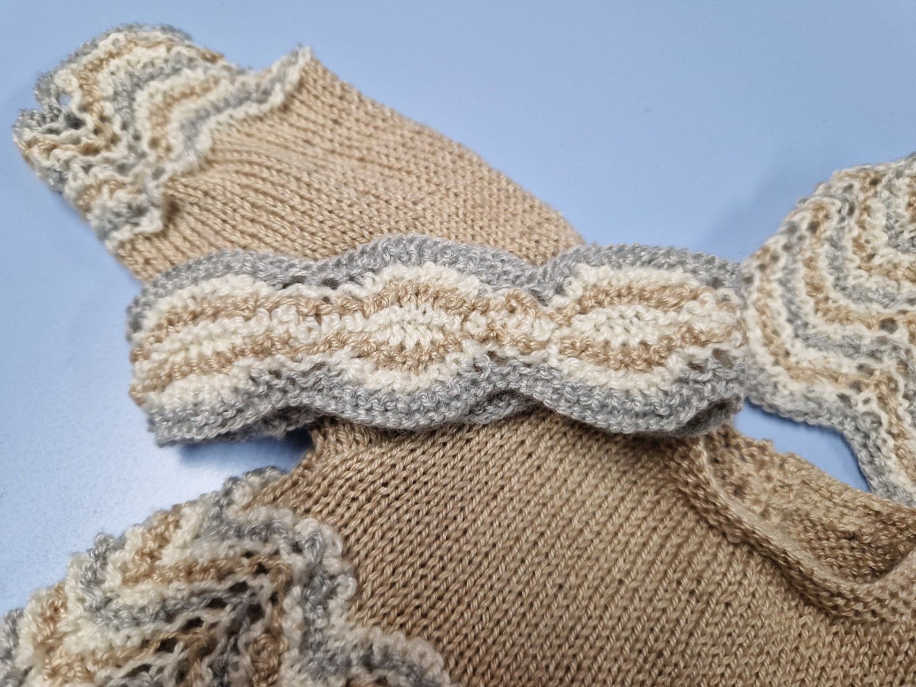 Lotti & Set di vestiti: Ensemble robe tricoté main 3-6 mois UNIQUE – Nuovo e nell'imballaggio originale da St-Imier venduto da goodber 9