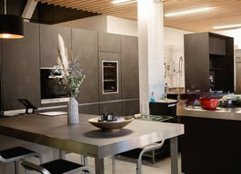 Wohnwand mit Weinschrank und Backofen 